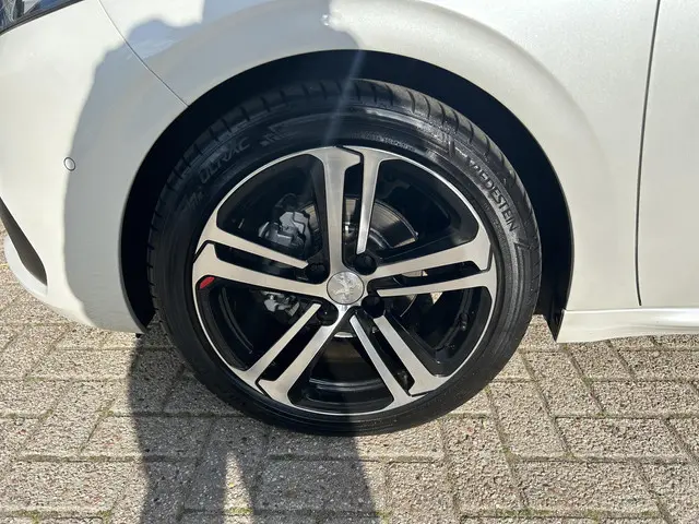 Peugeot 208 1.2 Turbo 110PK GT-line 2018 Benzine 43