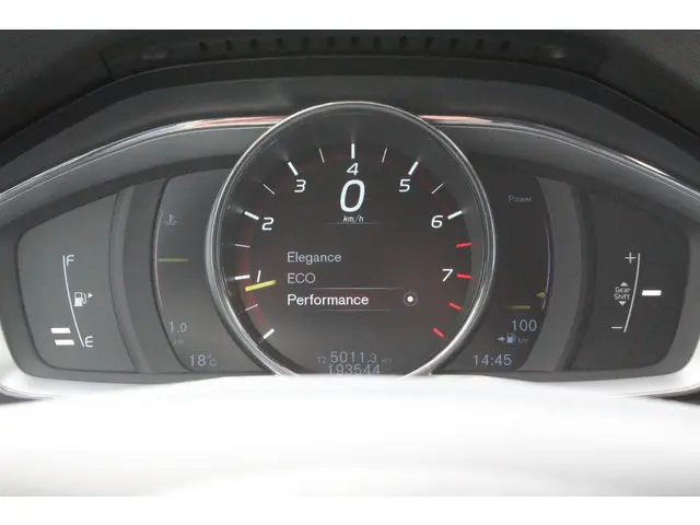 Volvo V60 1.6 T3 R-Design 2015 Benzine 36