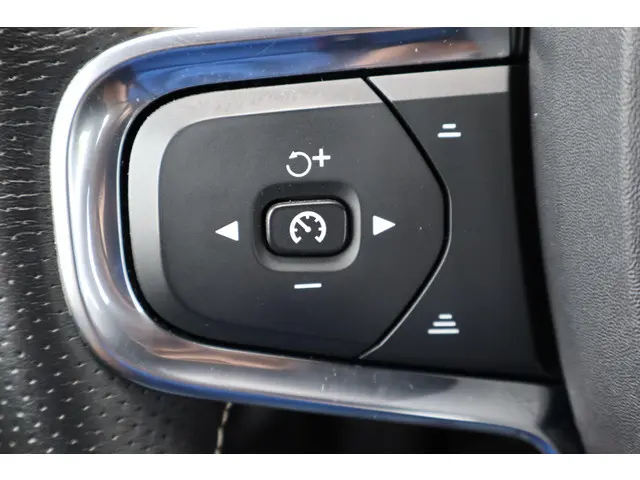 Volvo XC40 1.5 T3 R-Design 2019 Benzine 24