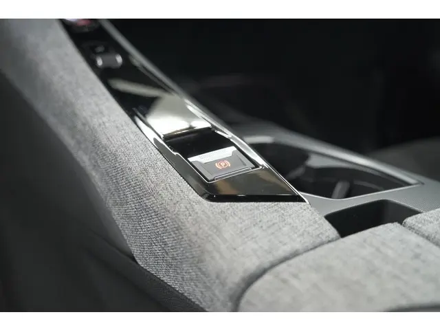 Peugeot 3008 1.2 Hybrid 136 GT 2025 Hybride Benzine 40