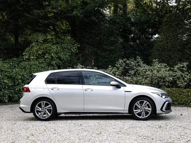 Volkswagen Golf 1.5 eTSI R-Line 2022 Benzine 6