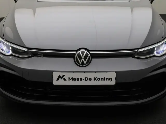 Volkswagen Golf 1.5 eTSI 130pk DSG R-Line 2024 Benzine 39