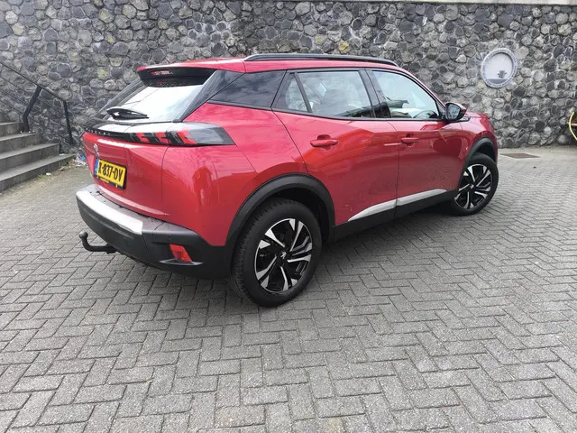 Peugeot 2008 1.2 PureTech Allure 2021 Benzine 2