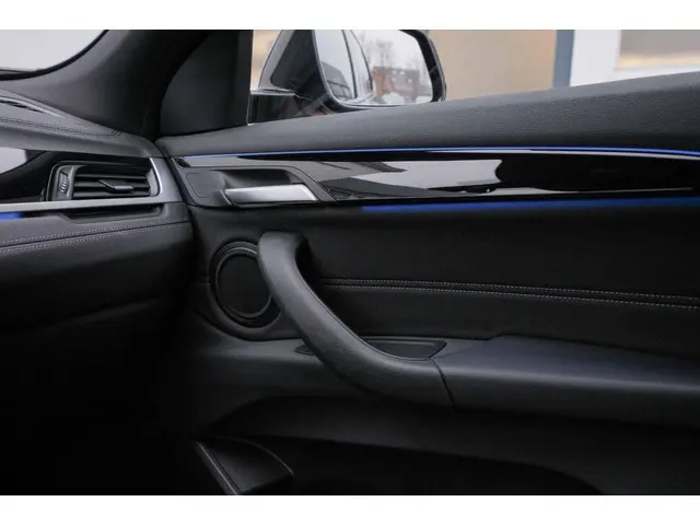 BMW X2 SDrive18i High Executive|Navi|Camera|18'' 2023 Benzine 27