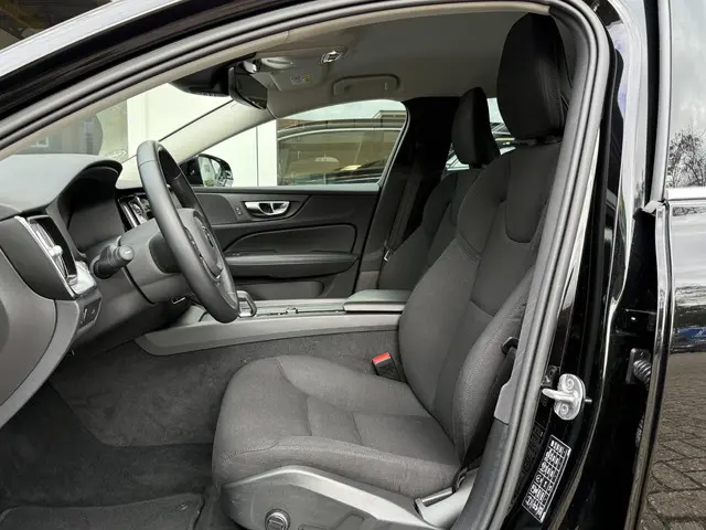 Volvo V60 2.0 B4 Momentum Bus. 2022 Benzine 4