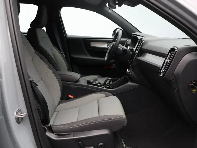 Volvo XC40 B4 197PK Plus Dark 2025 Benzine 8