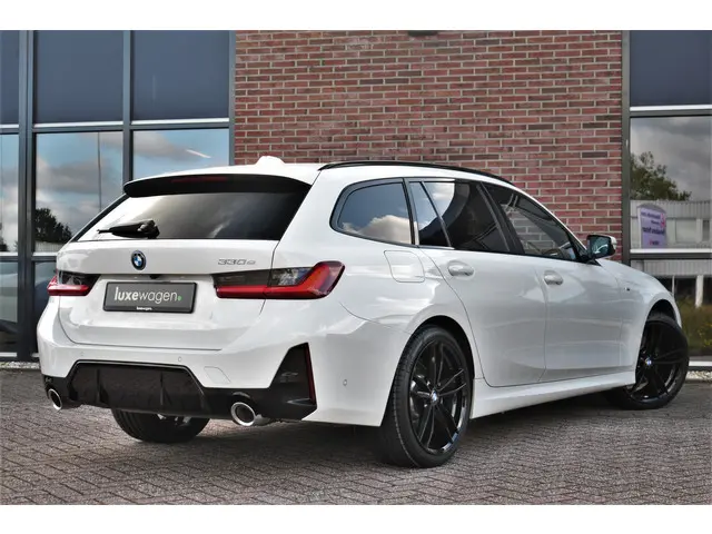 BMW 3 Serie Touring 330e M-Sport 2023 Hybride Benzine 32