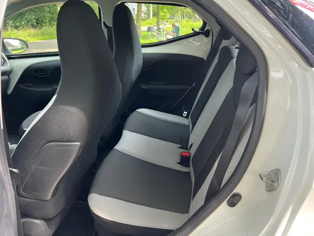 Toyota Aygo 1.0 VVT-i x-play | Cruise + Airco 2014 Benzine 12