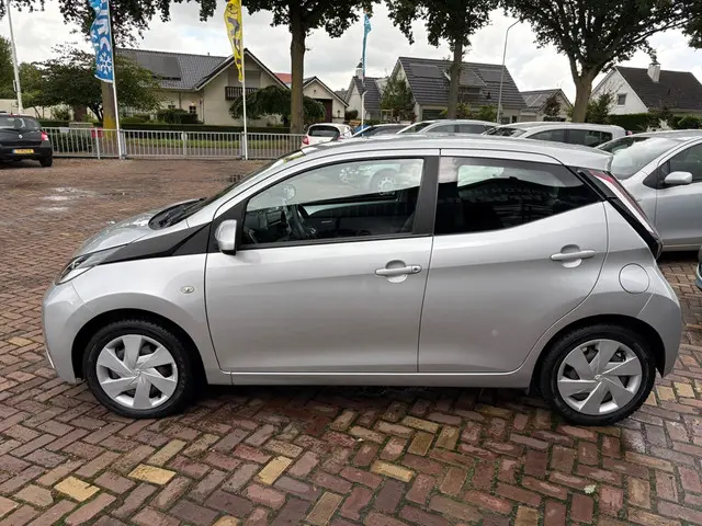 Toyota Aygo 1.0 VVT-i x-now AIRCO 2016 Benzine 4