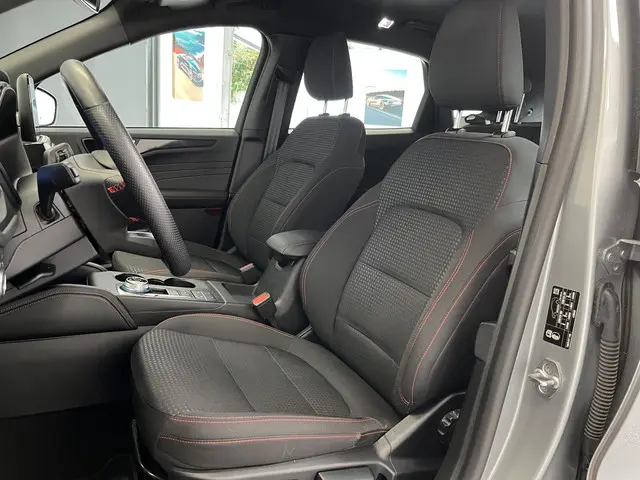 Ford Kuga 2.5 PHEV ST-Line 2023 Hybride Benzine 17