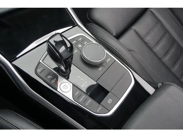 BMW 3 Serie 318i High Executive 2021 Benzine 28