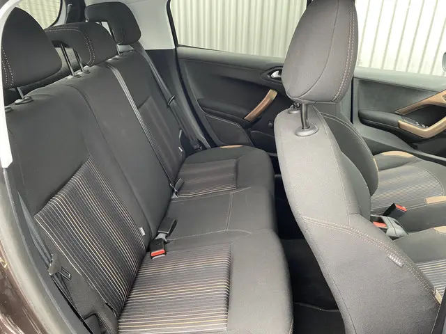Peugeot 208 1.2 VTi Urban Soul 2013 Benzine 18