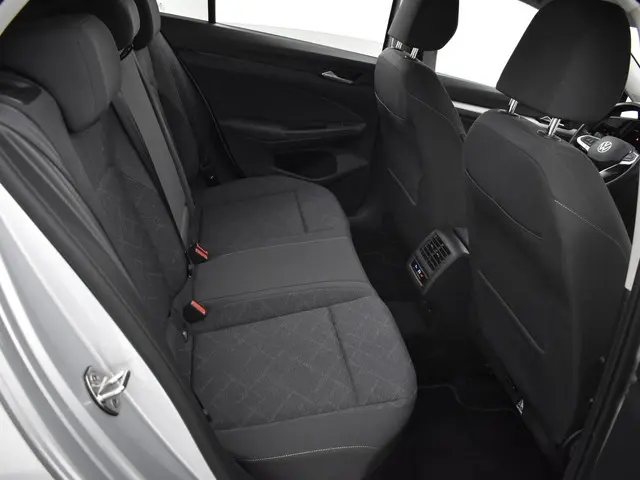 Volkswagen Golf 1.0 eTsi 110pk DSG Life 2023 Benzine 13