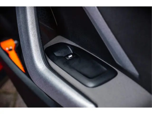 Peugeot 2008 1.2 PureTech Allure 2019 Benzine 33