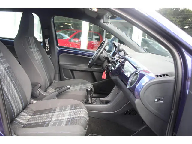 Volkswagen up! 1.0 CLUB high up! BlueMotion 2015 Benzine 4