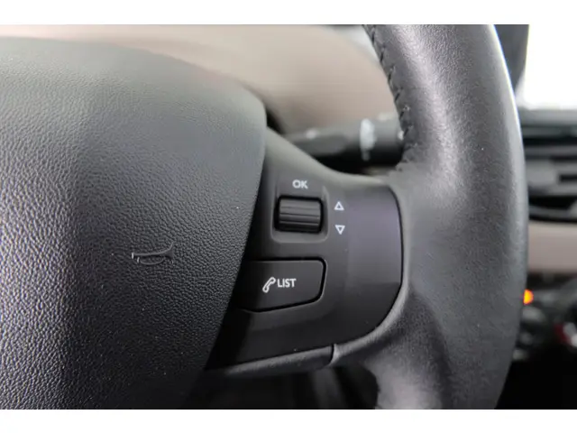 Peugeot 2008 1.2 VTi Active Pack Premium 2014 Benzine 19
