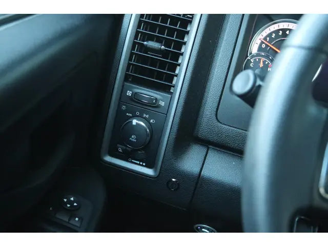 Dodge Ram 1500 5.7 V8 4x4 CREW CAB 2024 Benzine 27