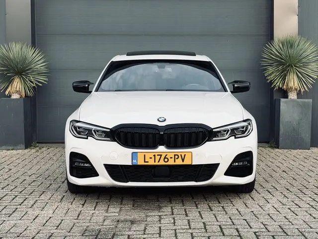 BMW 3 Serie 330e High Executive 2020 Hybride Benzine 2