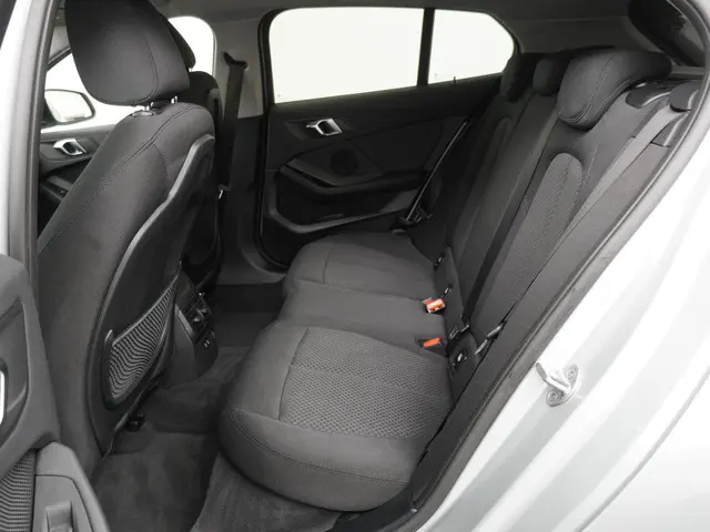 BMW 1 Serie 118i Executive Edition 2021 Benzine 10