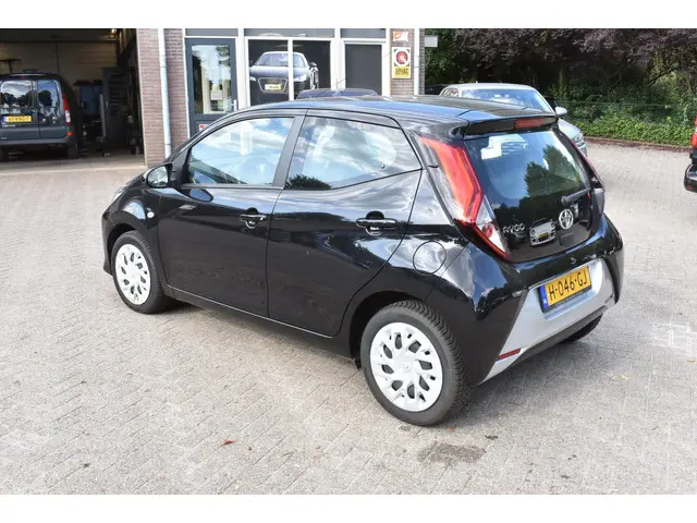 Toyota Aygo 1.0 VVT-i x-play 2020 Benzine 32
