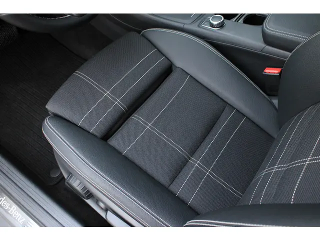 Mercedes-Benz GLA 200 2015 Benzine 9