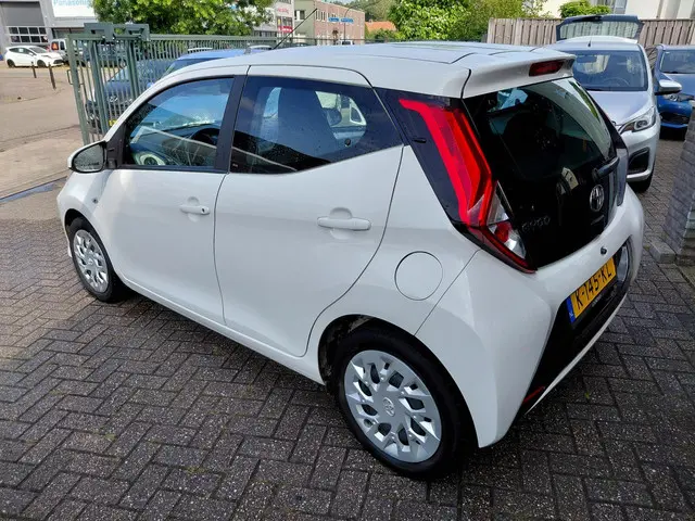 Toyota Aygo 1.0 VVT-i x-play 2021 Benzine 4