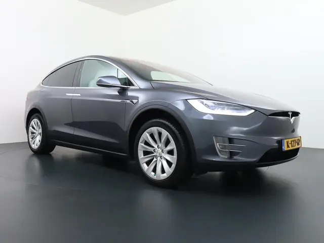 Tesla Model X 2