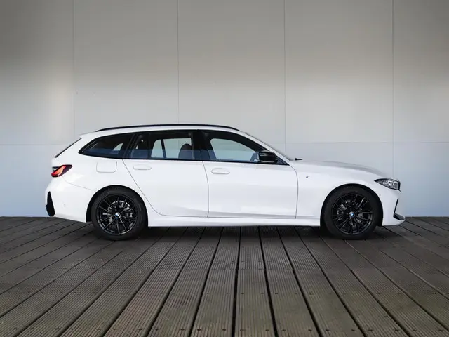 BMW 3 Serie Touring 320i 2025 Benzine 4