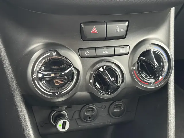 Peugeot 208 1.2 e-VTi Blue Lease 2013 Benzine 28