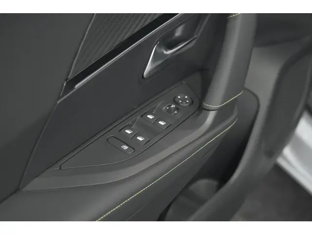 Peugeot 2008 PureTech 130 EAT8 GT 2024 Benzine 26