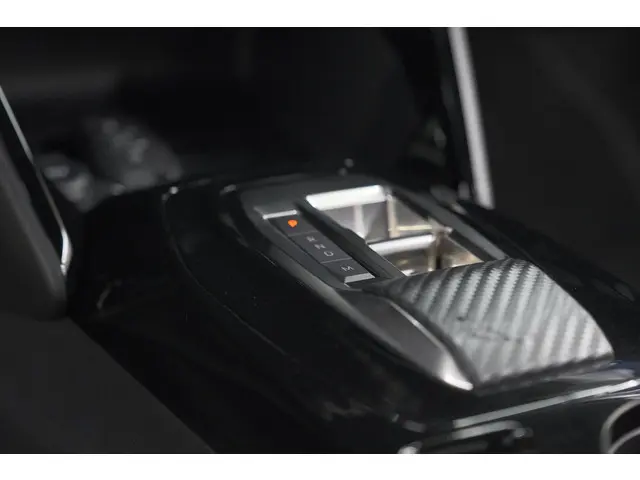 Peugeot 208 Hybrid 136 e-DCS6 GT 2024 Hybride Benzine 44