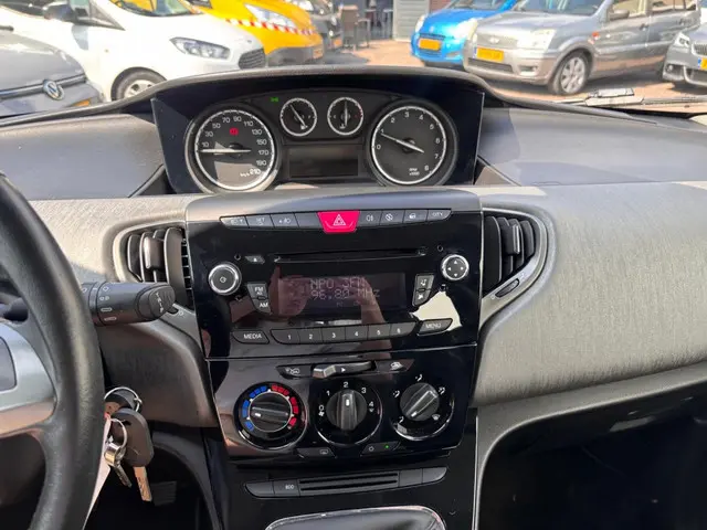 Lancia Ypsilon 0.9 TwinAir Silver + 2013 Benzine 16