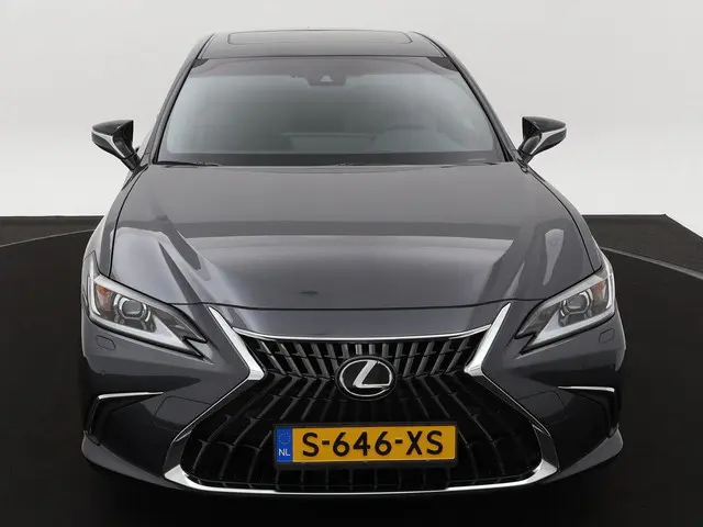 Lexus ES 300h Business Line 2023 Hybride Benzine 20