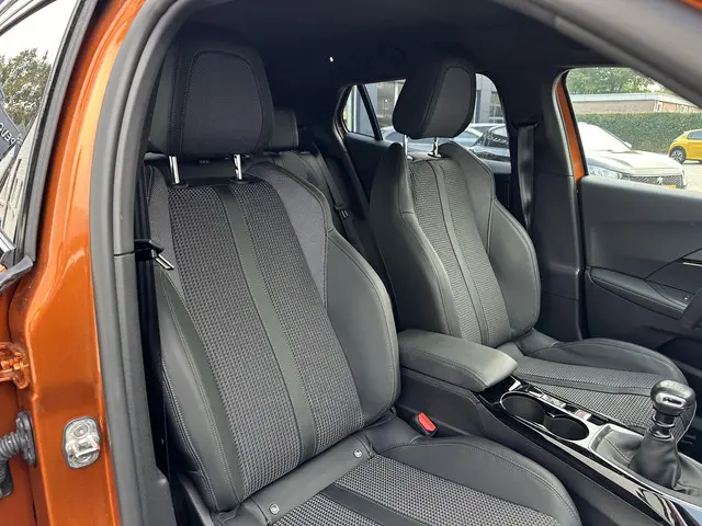 Peugeot 2008 1.2 Turbo 130 PK GT 2022 Benzine 39