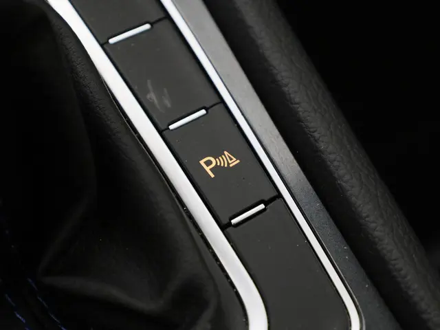 Volkswagen e-Golf E-DITION 100kW/136PK 2020 Elektrisch 24