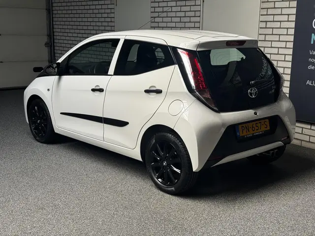 Toyota Aygo 1.0 VVT-i x-now 5-Drs 2017 Benzine 4