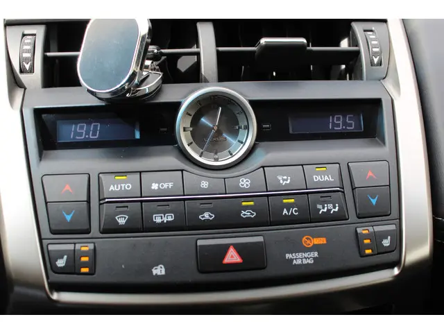 Lexus NX 300h AWD 25th Edition 2015 Hybride Benzine 22