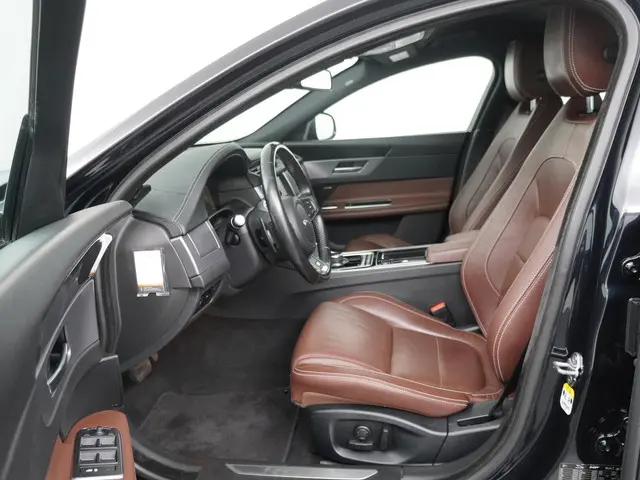 Jaguar XF 2.0d Portfolio 2018 Diesel 11