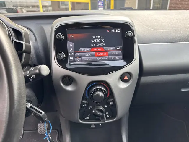 Toyota Aygo 1.0 VVT-i x-play 2021 Benzine 12