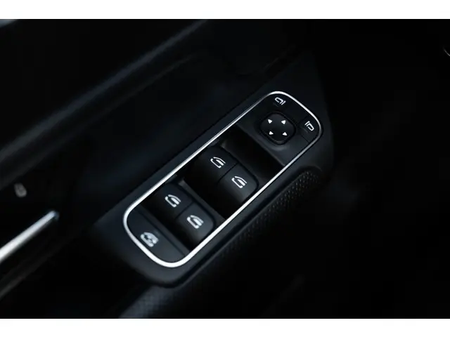 Mercedes-Benz GLA 180 Business Line 2023 Benzine 43
