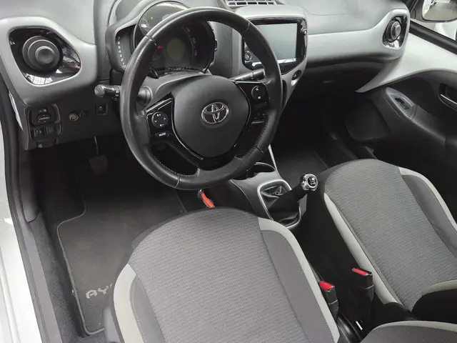 Toyota Aygo 1.0 VVT-i x-play 2021 Benzine 12