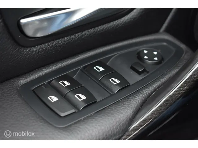 BMW 3 Serie 320i High Executive 2014 Benzine 16