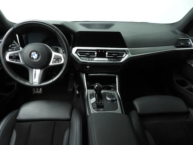 BMW 3 Serie Touring 318i 2022 Benzine 10