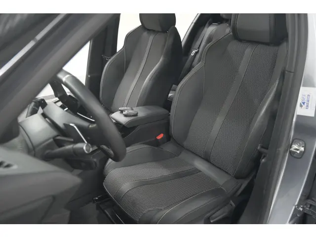 Peugeot 2008 Hybrid 136 e-DSC6 GT 2024 Hybride Benzine 32