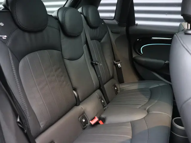 MINI 5-Deurs Cooper 2023 Benzine 10