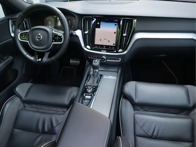 Volvo V60 2.0 T4 R-Design 2020 Benzine 3