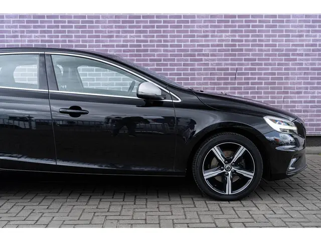 Volvo V40 T4 190pk R-Design 2018 Benzine 14