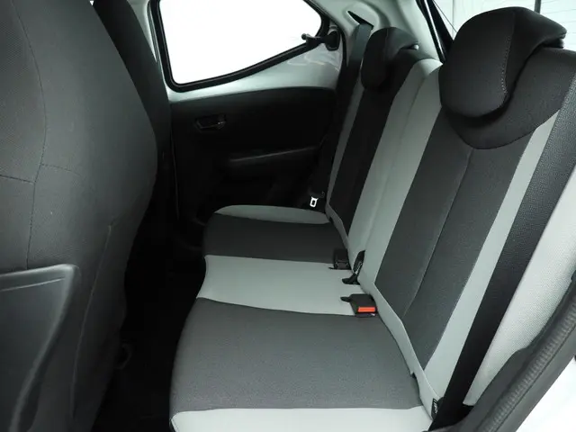 Toyota Aygo 1.0 VVT-i x-play 2016 Benzine 9