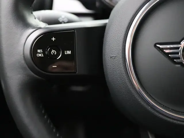 MINI 5-Deurs Cooper 2023 Benzine 15