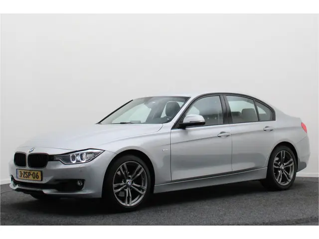 BMW 3 Serie 320i High Executive 2015 Benzine 16